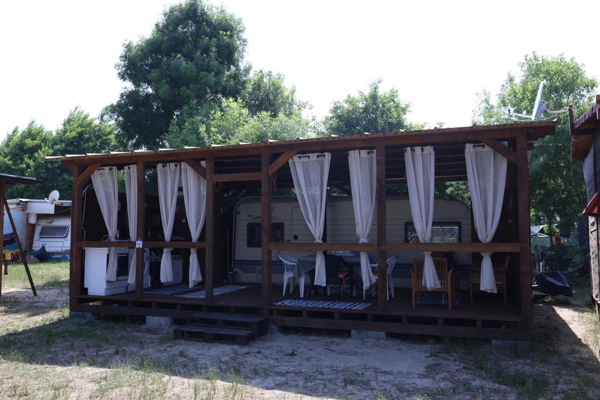 Sea Caravan On The Beach Hotel Kiten  Exterior foto