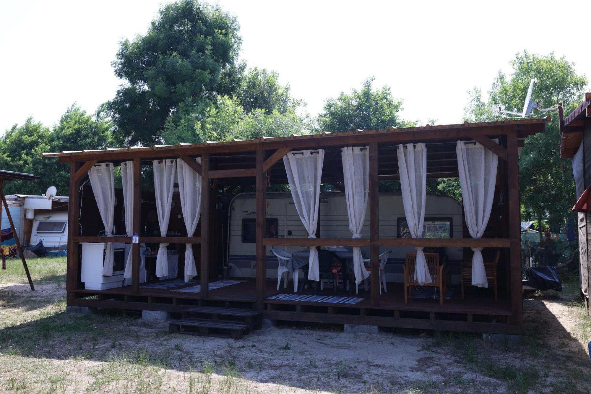 Sea Caravan On The Beach Hotel Kiten  Exterior foto